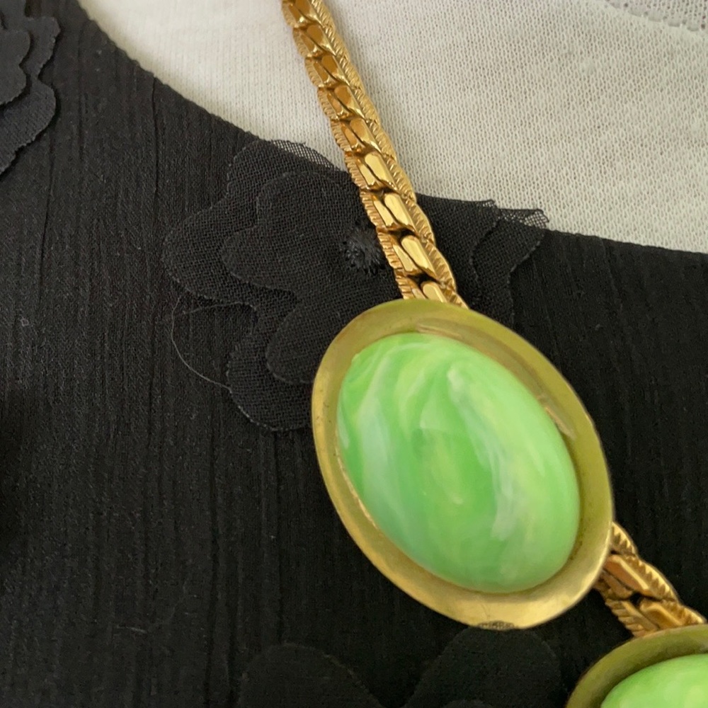 💥2 for $20 Vintage ‘70’s Necklace With Jade-Coloured Gemstones - Picture 4 of 10